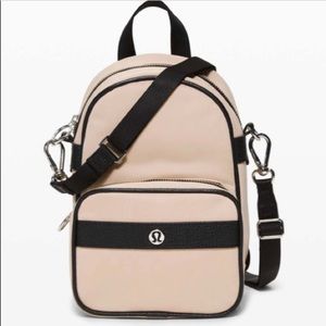 🤎Now and always convertible bag mini Lululemon. 🤍